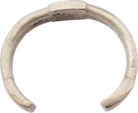 HEAVY ASHANTI WOMAN'S FIGHTING BRACELET - The History Gift Store